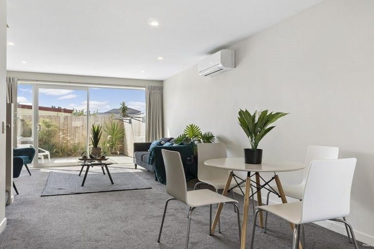 Photo of property in 2u6 Stone Street, Miramar, Wellington, 6022