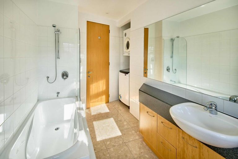 Photo of property in Endeavour Apartments, 125u3 Thorndon Quay, Pipitea, Wellington, 6011