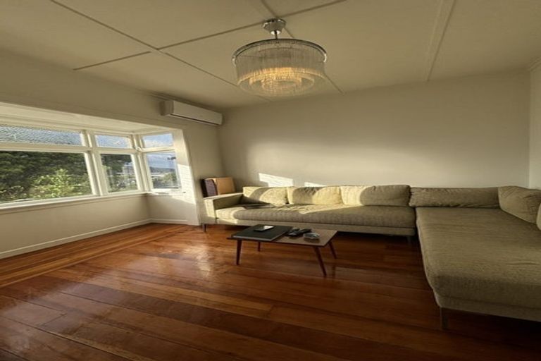 Photo of property in 71 Queens Drive, Lyall Bay, Wellington, 6022