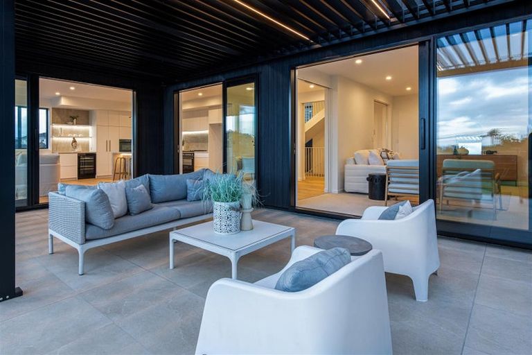 Photo of property in 18a Eastcliffe Road, Castor Bay, Auckland, 0620