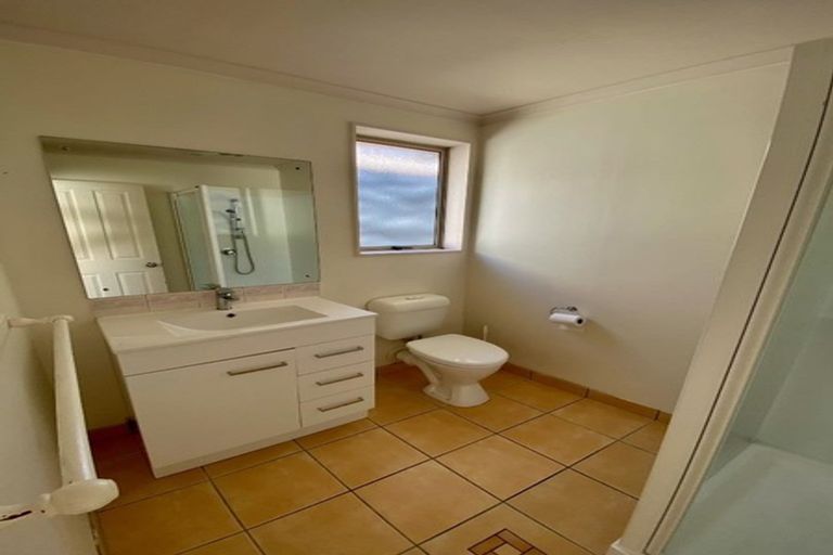 Photo of property in 8 Piriti Place, Weymouth, Auckland, 2103