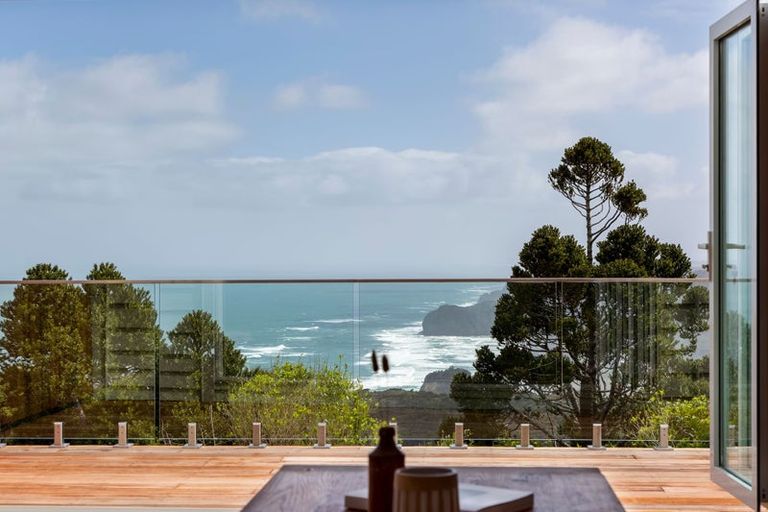 Photo of property in 41 Te Ahuahu Road, Piha, New Lynn, 0772