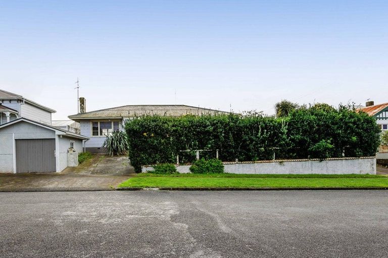 Photo of property in 28 Cambridge Street, Patea, 4520