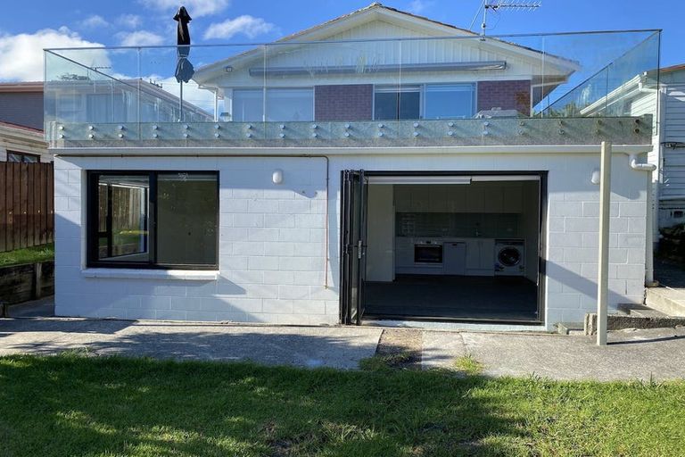 Photo of property in 132 Colwill Road, Massey, Auckland, 0614