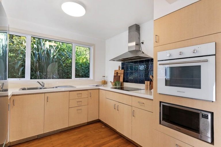 Photo of property in 9 Lomond Street, Newlands, Wellington, 6037