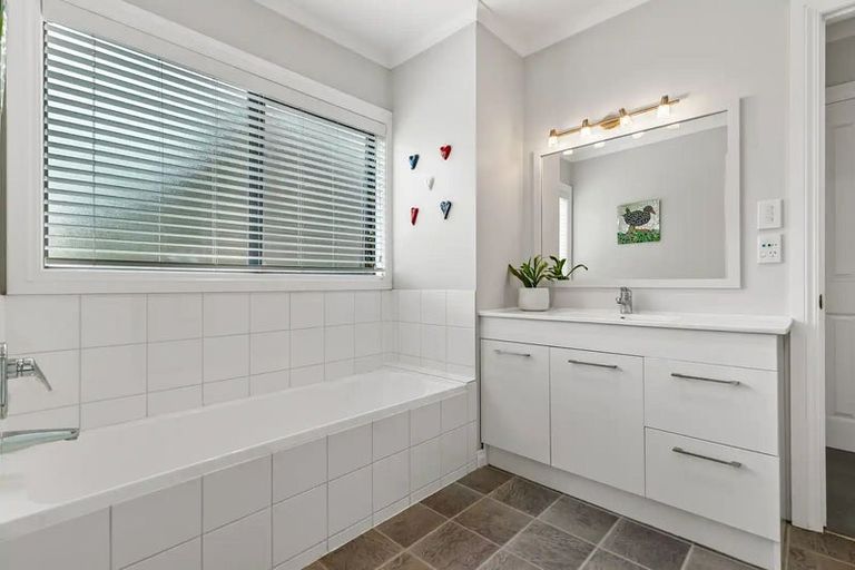 Photo of property in 4a Pounamu Avenue, Greenhithe, Auckland, 0632