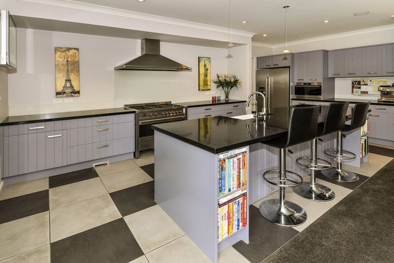 Photo of property in 17 Hinau Street, New Lynn, Auckland, 0600