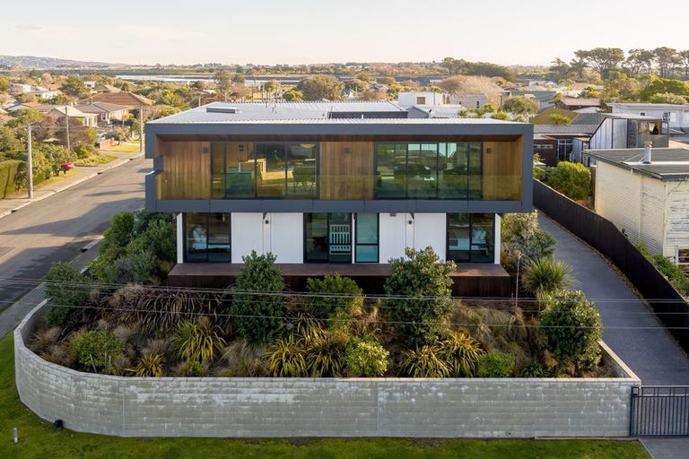 Photo of property in 320 Marine Parade, New Brighton, Christchurch, 8061