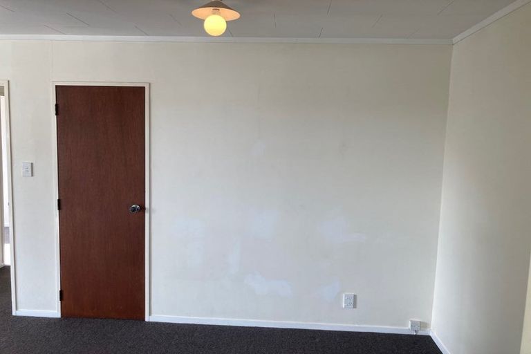 Photo of property in 35a Edgecombe Street, Newlands, Wellington, 6037