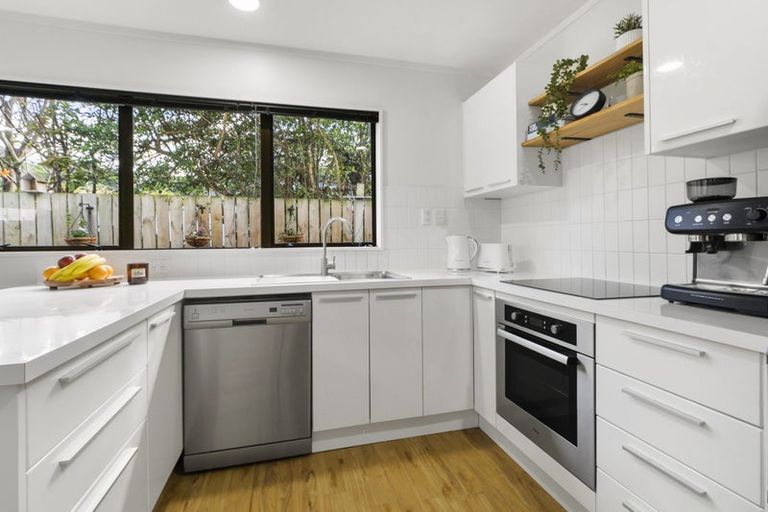 Photo of property in 1/163 Queens Drive, Lyall Bay, Wellington, 6022