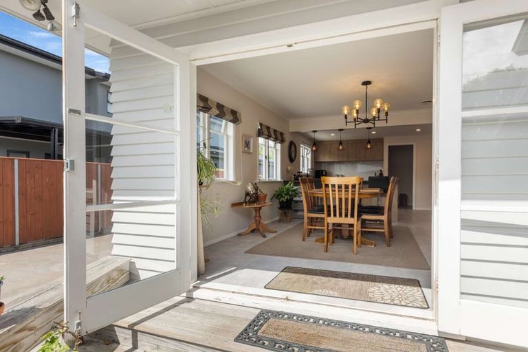 Photo of property in 33 Winston Avenue, Hokowhitu, Palmerston North, 4410