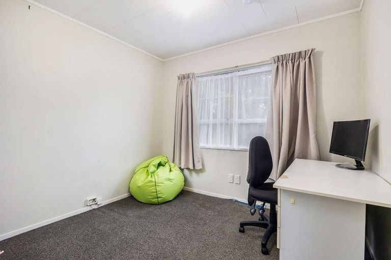 Photo of property in 33 Claverdon Drive, Massey, Auckland, 0614