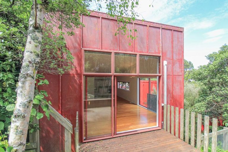 Photo of property in 8 Albemarle Road, Northland, Wellington, 6012