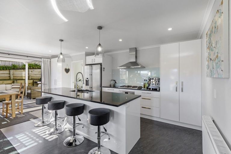 Photo of property in 32 Lanyon Place, Whitby, Porirua, 5024