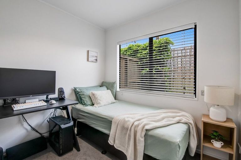 Photo of property in 2/20 Tawavale Crescent, Totara Vale, Auckland, 0629