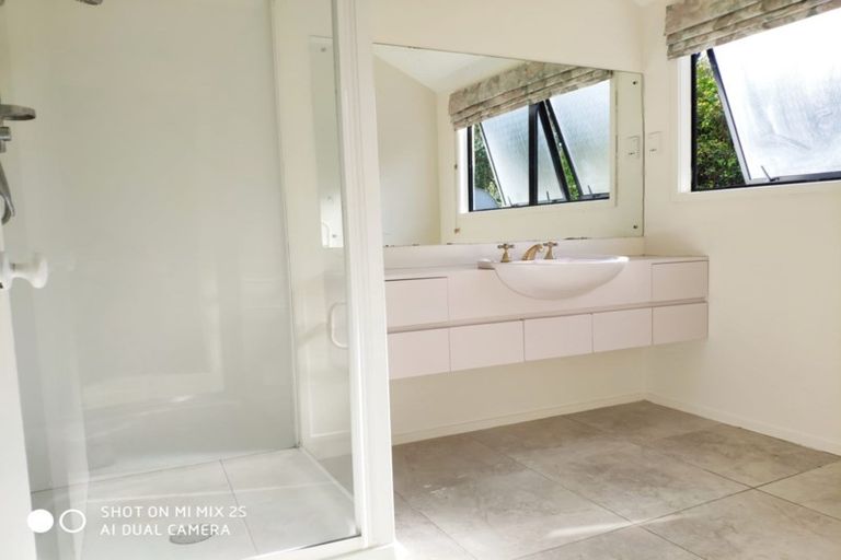 Photo of property in 10 Forsythe Place, Massey, Auckland, 0614