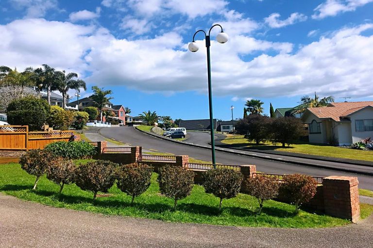 Photo of property in 10 Bonnard Place, West Harbour, Auckland, 0618