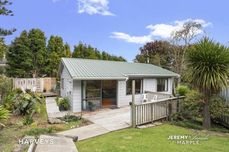 Photo of property in 12 Highland Avenue, Titirangi, Auckland, 0604