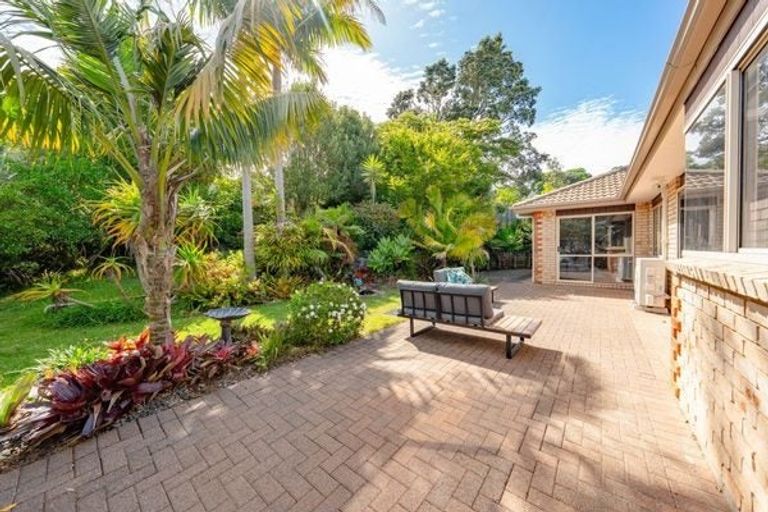 Photo of property in 8 Landvale Court, Browns Bay, Auckland, 0630