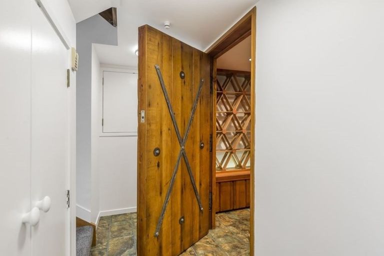 Photo of property in 77 Park Hill Road, Birkenhead, Auckland, 0626