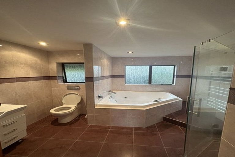 Photo of property in 118 Pupuke Road, Hillcrest, Auckland, 0627