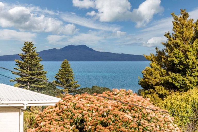 Photo of property in 35 Bayview Road, Browns Bay, Auckland, 0630