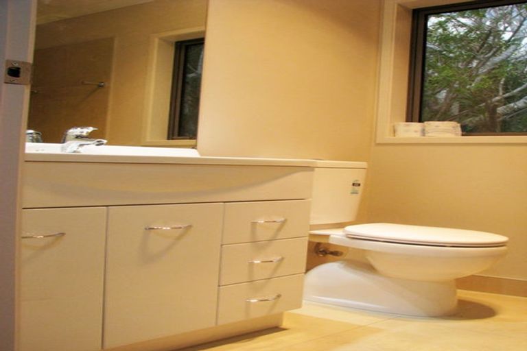 Photo of property in 124 Browns Bay Road, Rothesay Bay, Auckland, 0630
