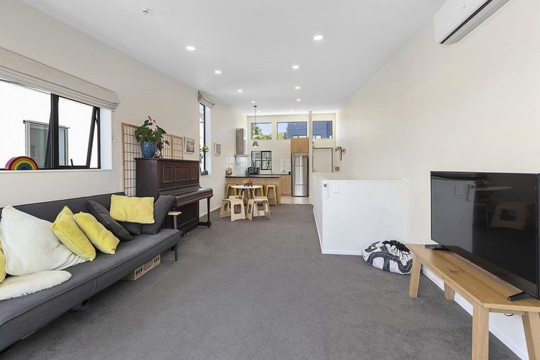 Photo of property in 104u7 Maupuia Road, Maupuia, Wellington, 6022