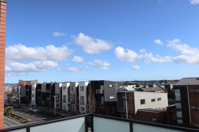 Photo of property in 3/22 Kerewhenua Crescent, 0616