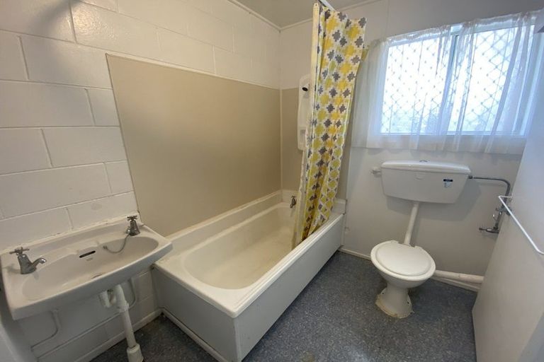 Photo of property in 44e Whites Line West, Woburn, Lower Hutt, 5010