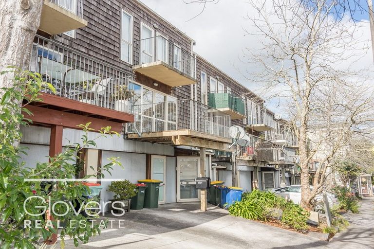 Photo of property in 10 Captain Scott Road, Glen Eden, Auckland, 0602