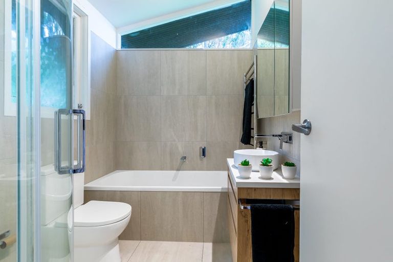 Photo of property in 10 Rangiwai Road, Titirangi, Auckland, 0604