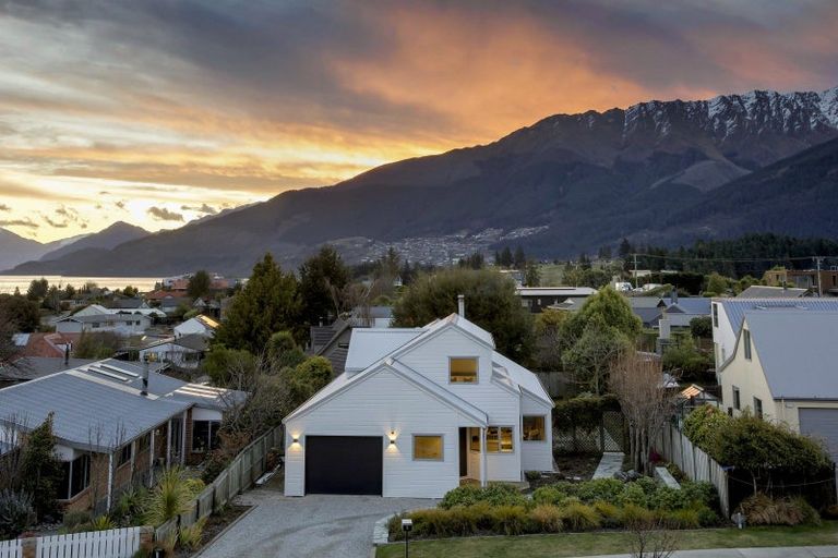 Photo of property in 5 Cedar Drive, Kelvin Heights, Queenstown, 9300
