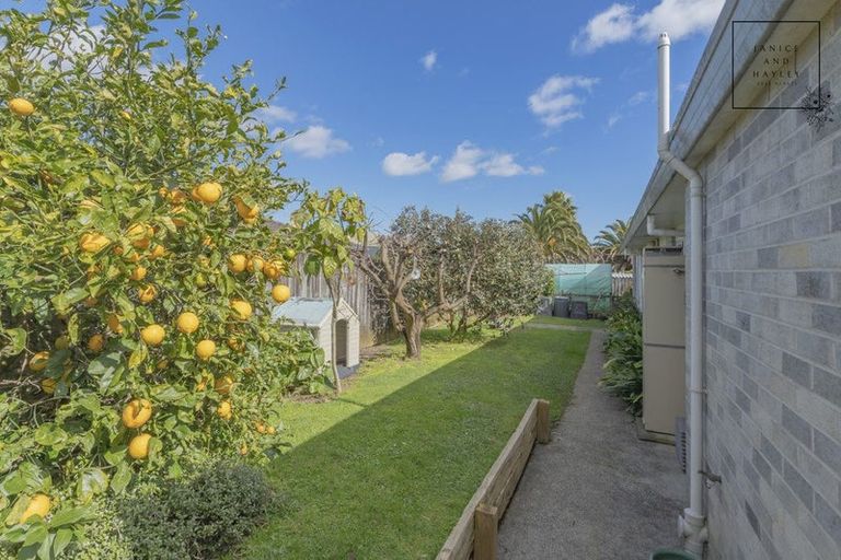 Photo of property in 27 Trossach Place, Wattle Downs, Auckland, 2103