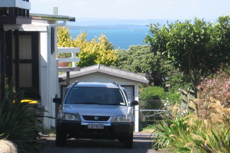 Photo of property in 1/5 Vaughan Crescent, Murrays Bay, Auckland, 0630