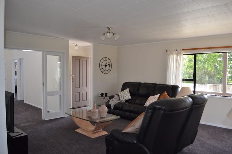 Photo of property in 52 Meadowood Drive, Unsworth Heights, Auckland, 0632