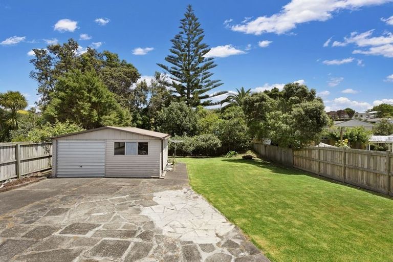 Photo of property in 9 Walton Street, Red Beach, 0932