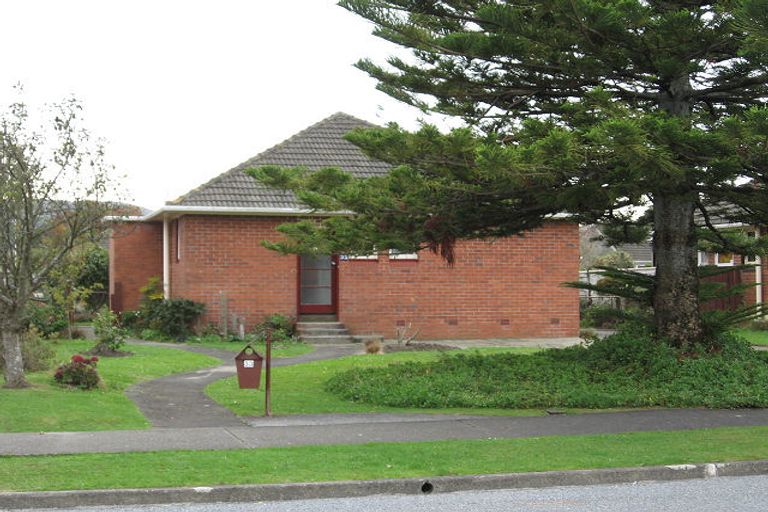 Photo of property in 33 Hewer Crescent, Naenae, Lower Hutt, 5011