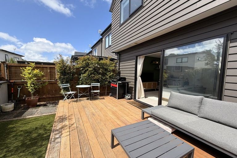 Photo of property in 3/18 Kaimai Avenue, Massey, Auckland, 0614