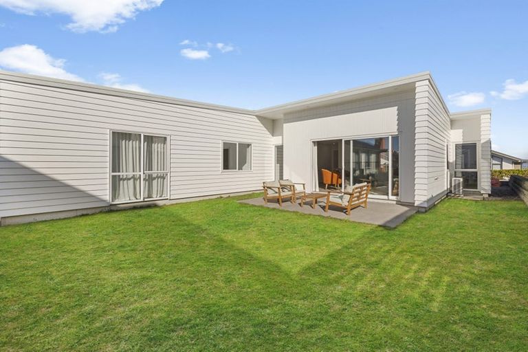 Photo of property in 12 Promontory Crescent, Newlands, Wellington, 6037