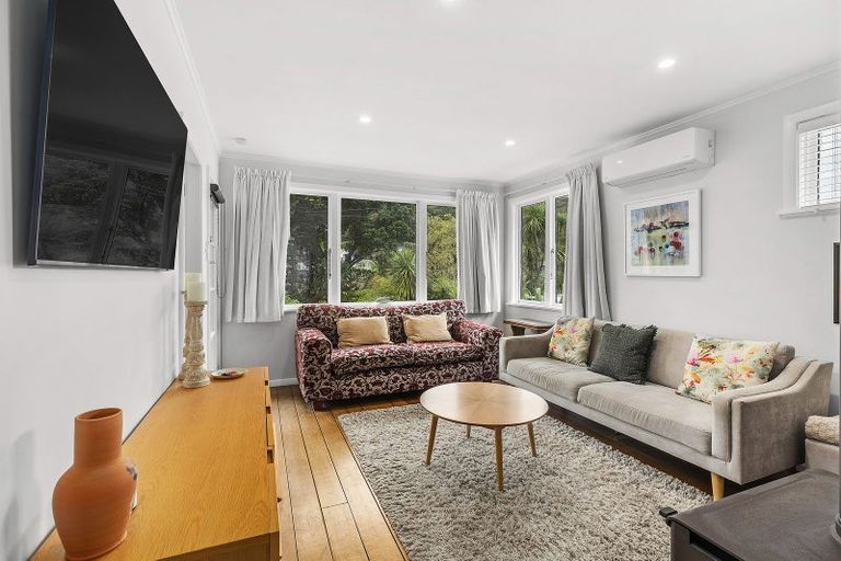 Photo of property in 65 Airlie Road, Plimmerton, Porirua, 5026