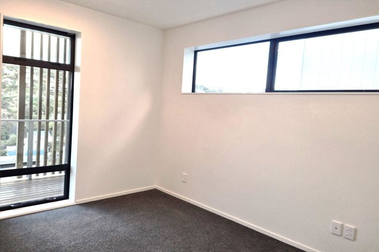 Photo of property in 63u3 Tiketike Way, Brooklyn, Wellington, 6021