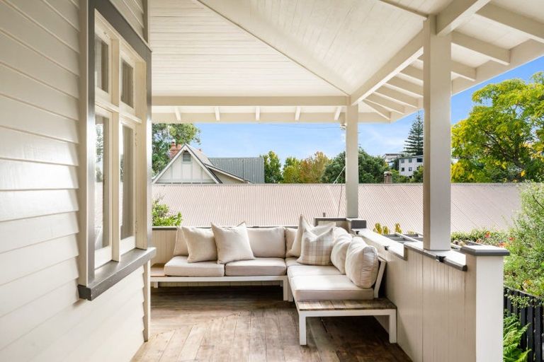 Photo of property in 45 Napier Terrace, Hospital Hill, Napier, 4110