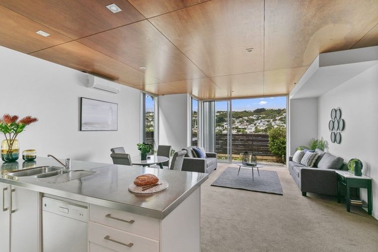 Photo of property in 12/3 Severn Street, Island Bay, Wellington, 6023