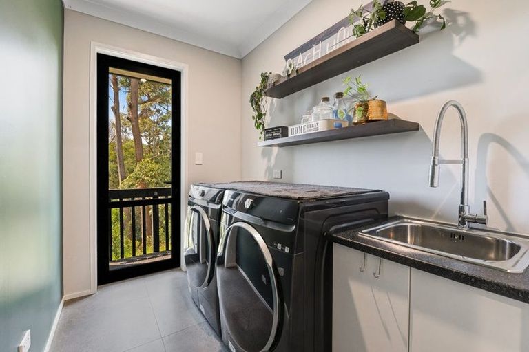 Photo of property in 8 Roberts Road, Matakatia, Whangaparaoa, 0930