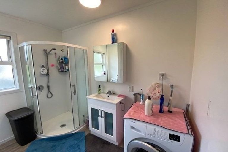 Photo of property in 32 Kenmore Street, Newlands, Wellington, 6037