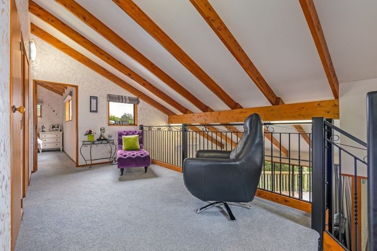 Photo of property in 28 Springdale Grove, Fitzherbert, Palmerston North, 4410