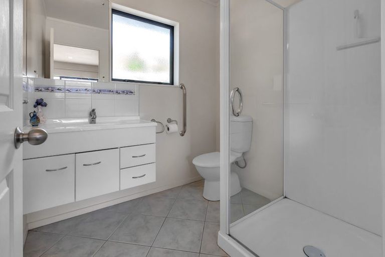 Photo of property in 32 Bermuda Place, One Tree Point, 0118