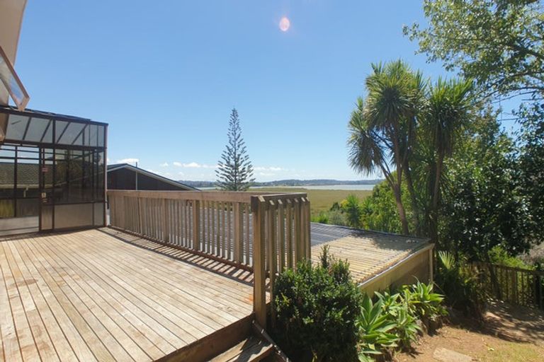 Photo of property in 60 Rewarewa Road, Te Atatu Peninsula, Auckland, 0610