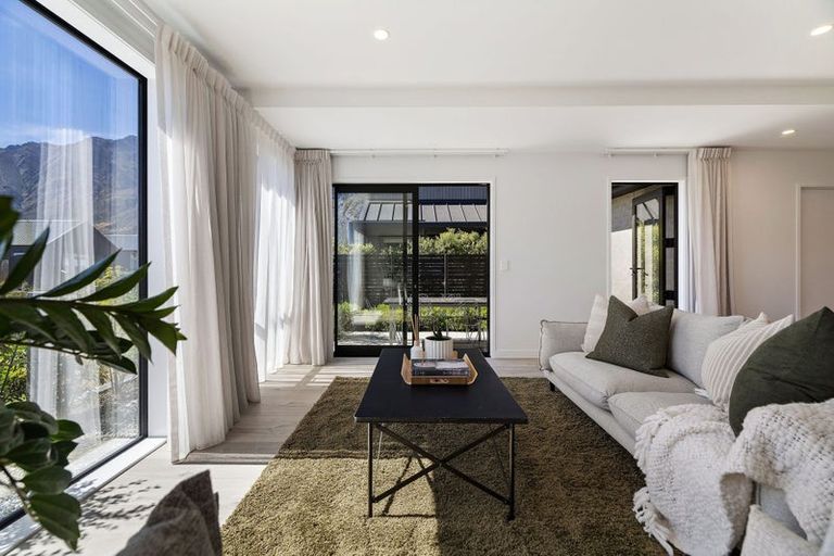 Photo of property in 18 Chapman Way, Jacks Point, 9371